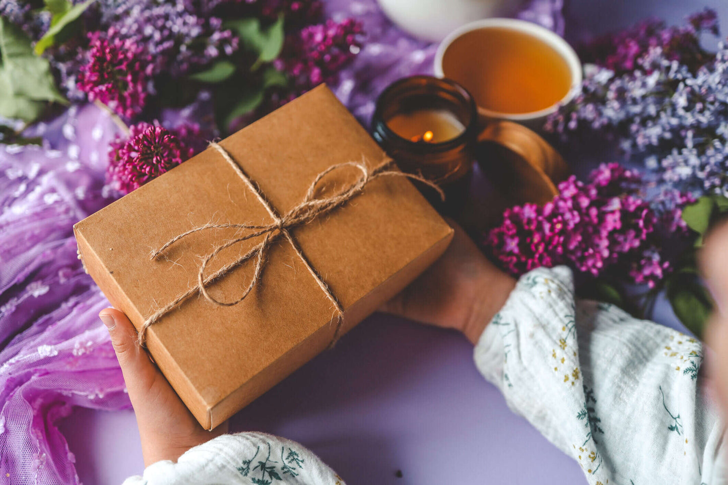 Kleurrijke achtergrond met thee en geschenk