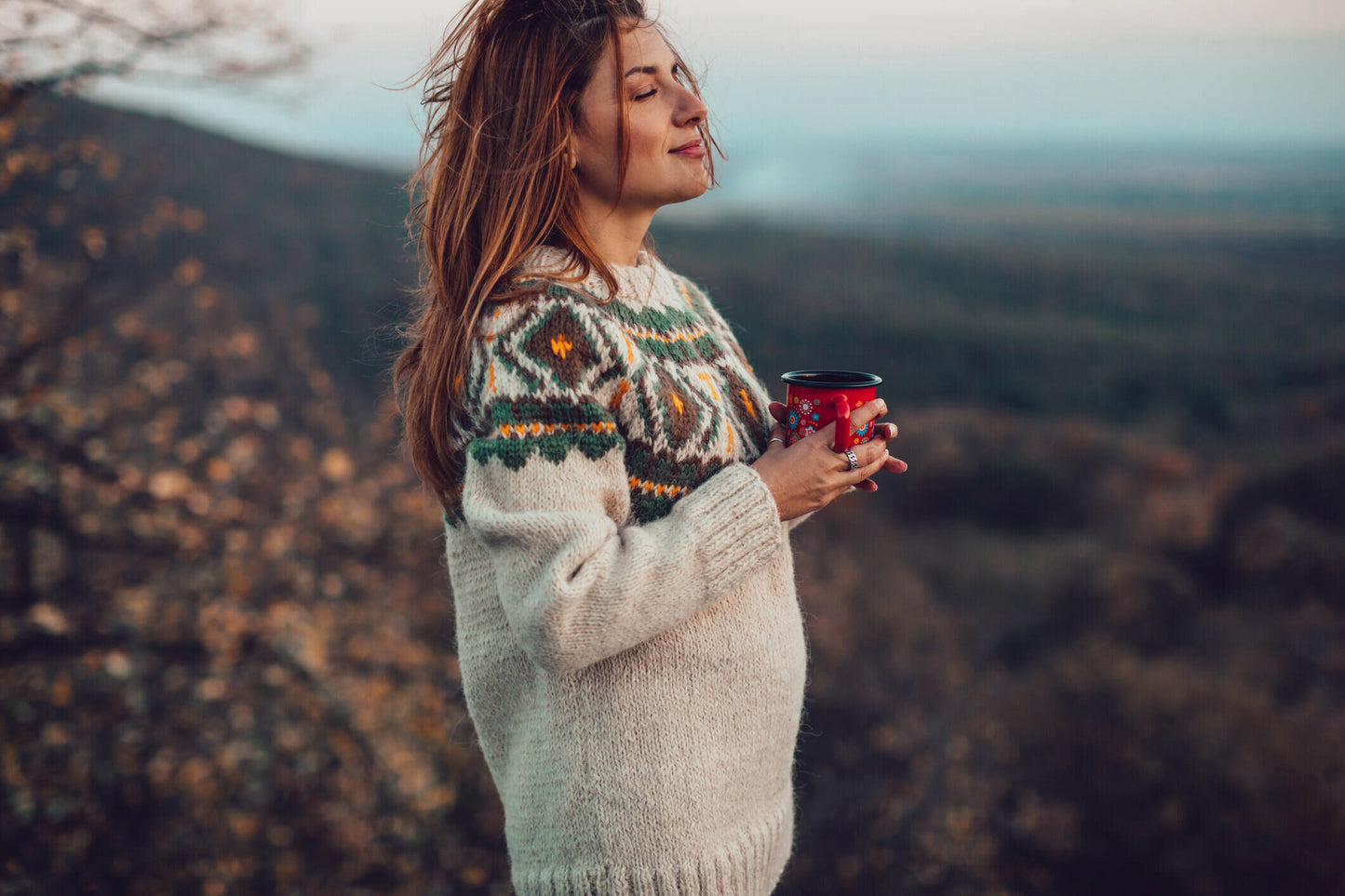 Vrouw in wollen trui, in harmonie genietend van buitenlucht en thee