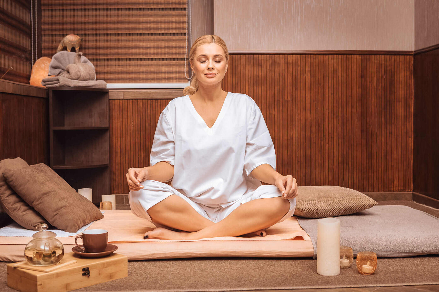Dame genietend van mindfulness meditatie en kruiden melange