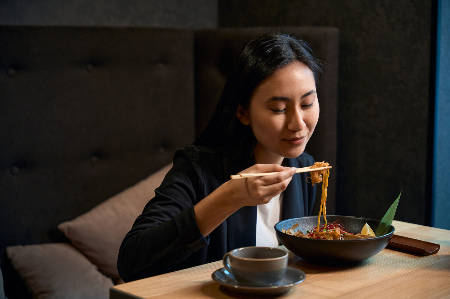 Vrouw geniet van food & tea pairing - dine&tea