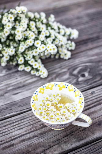 Kamillebloemen in thee bevorderen kalmte en ontspanning, ideaal voor een rustgevende ervaring