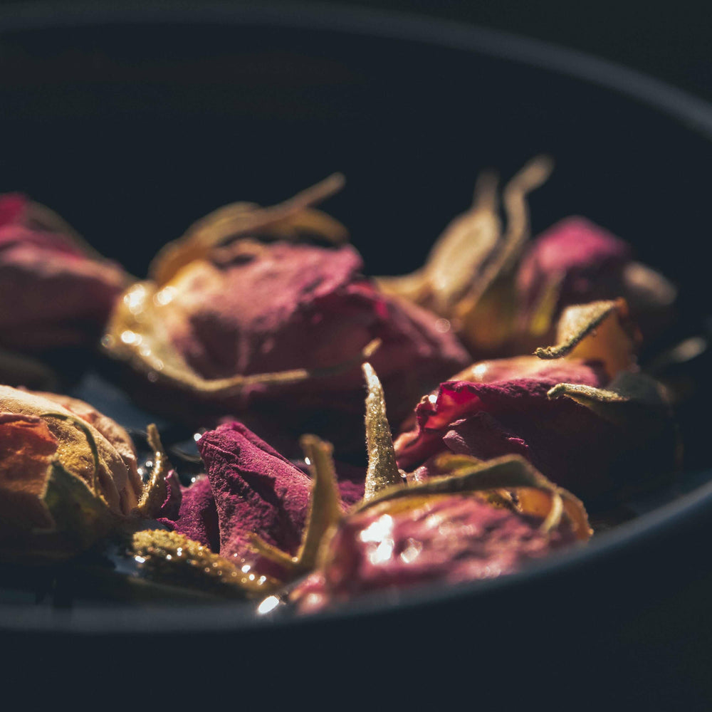 Rozenblaadjes die de delicate smaak en aroma van biologische thee versterken, ideaal voor een verfijnde theebeleving.