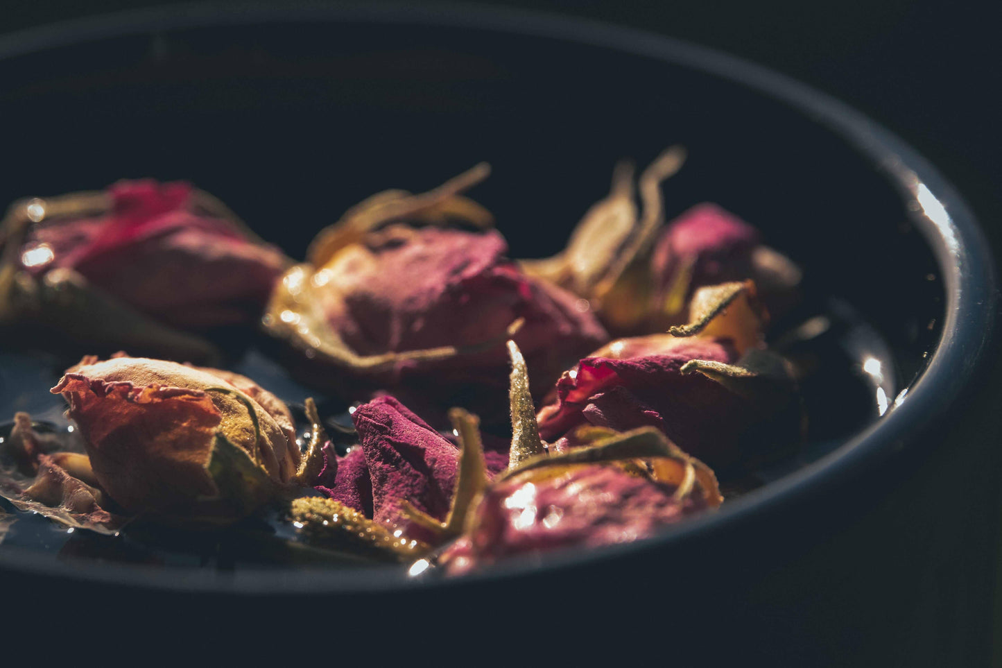 Rozenblaadjes die de delicate smaak en aroma van biologische thee versterken, ideaal voor een verfijnde theebeleving.